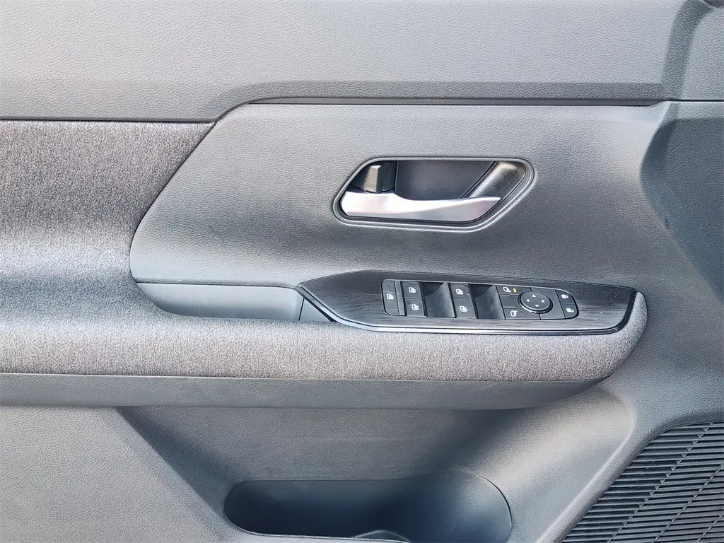 2025 Nissan Kicks SV photo 14