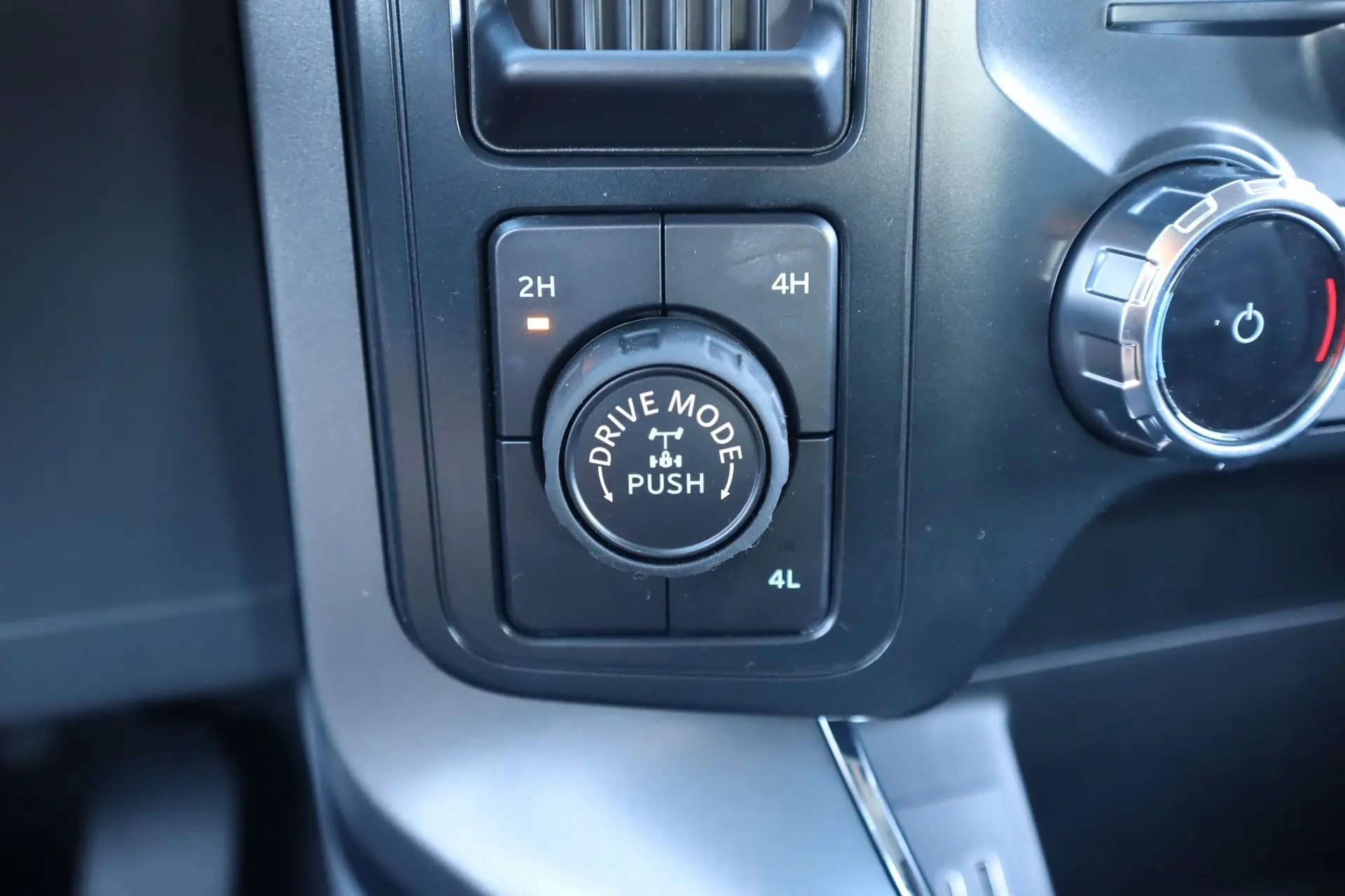 2025 Ford F-150 XLT photo 3
