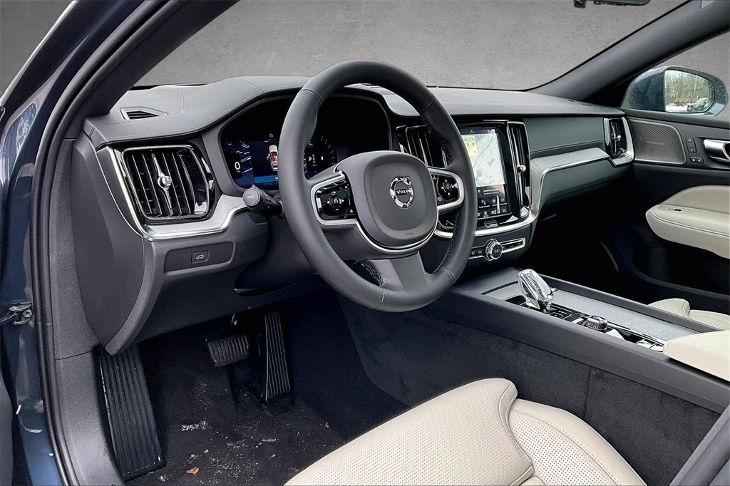 2026 Volvo - image 7