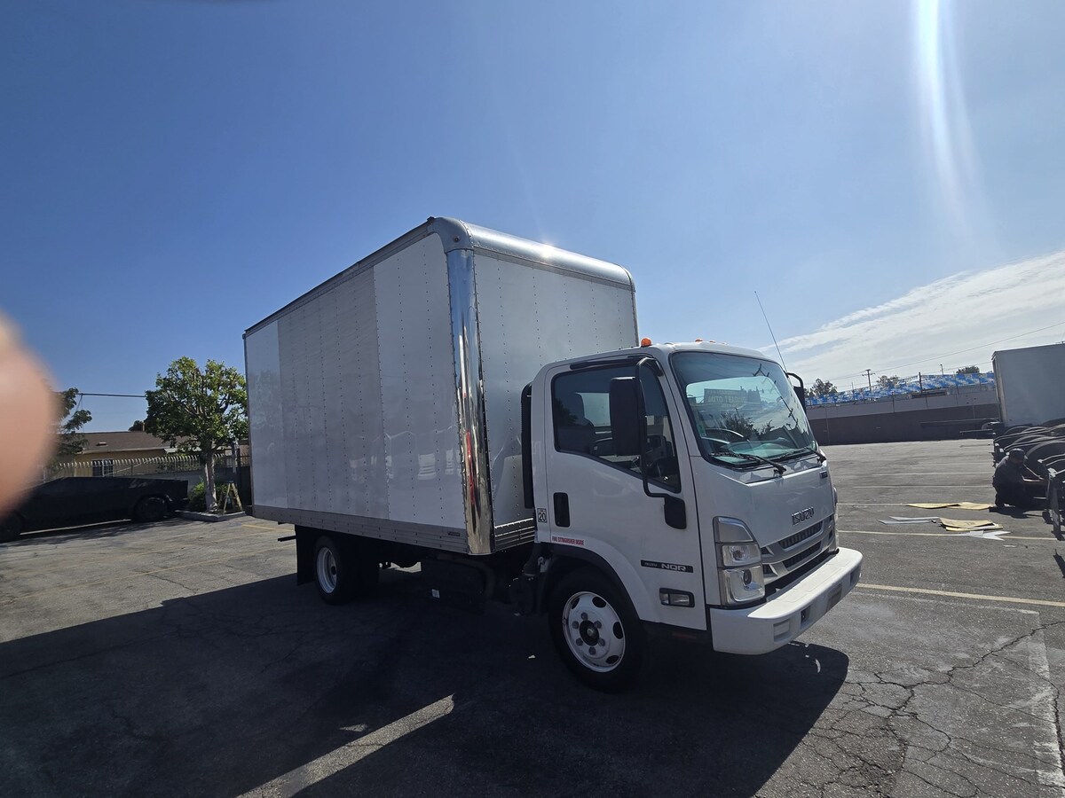 2022 Isuzu in CA — photo 3