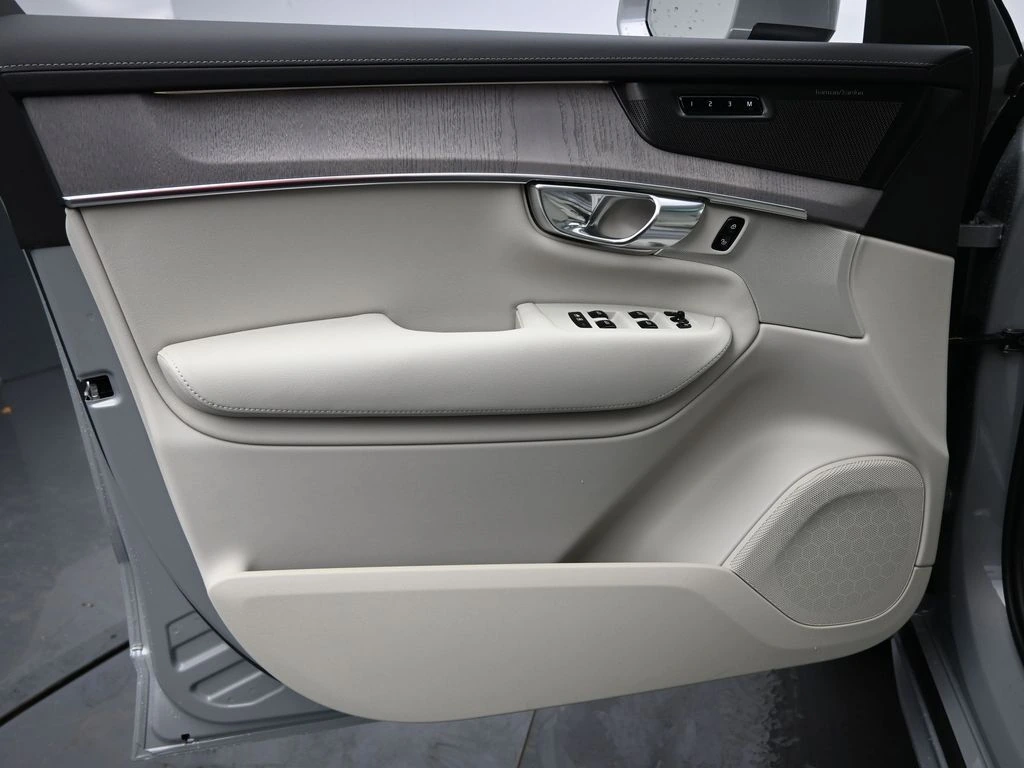 2026 Volvo - image 22