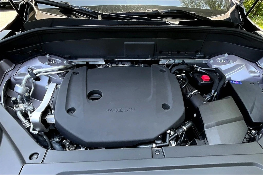 2026 Volvo - image 12