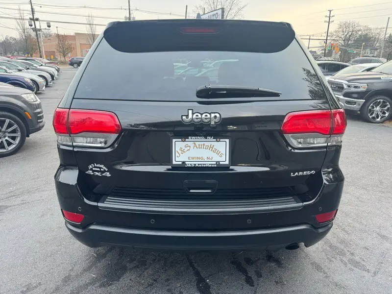 2018 Jeep Grand Cherokee Laredo E photo 3