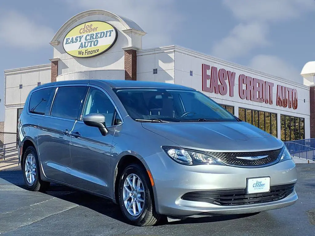 2020 Chrysler Voyager LX's photo