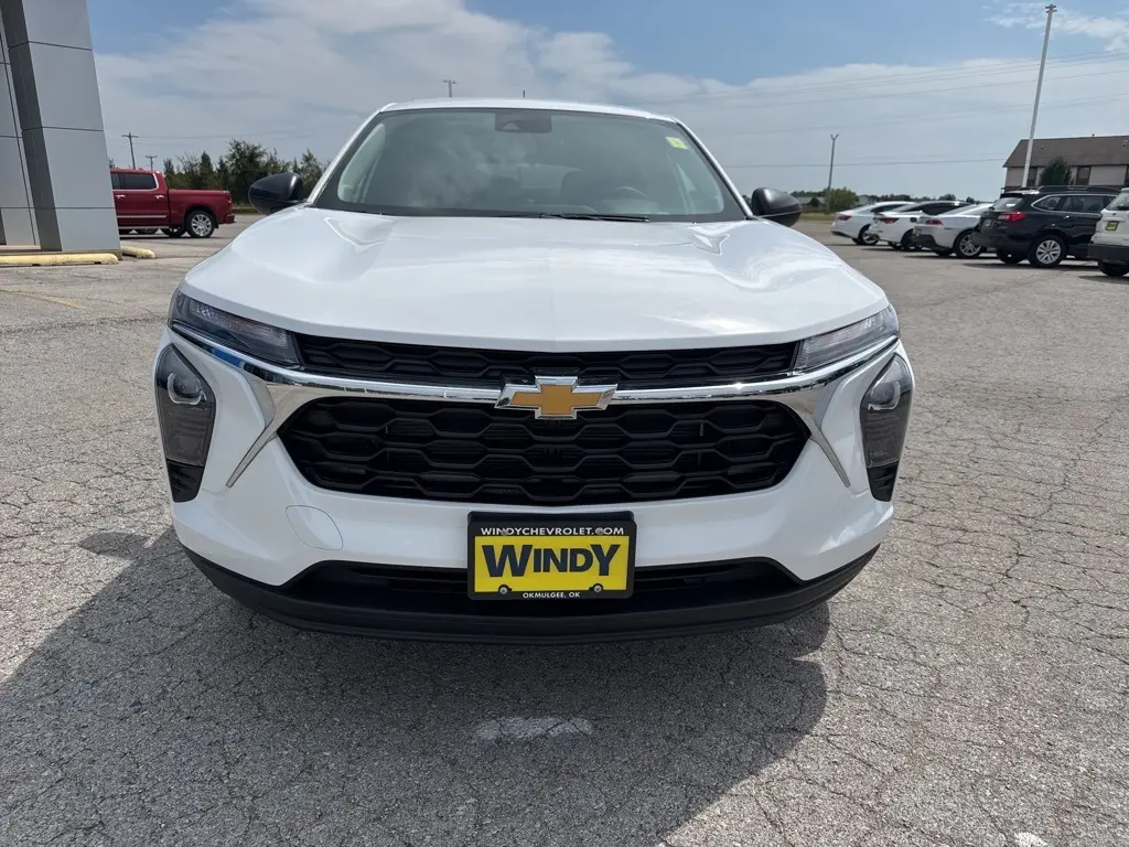 2025 Chevrolet Trax LS photo 2