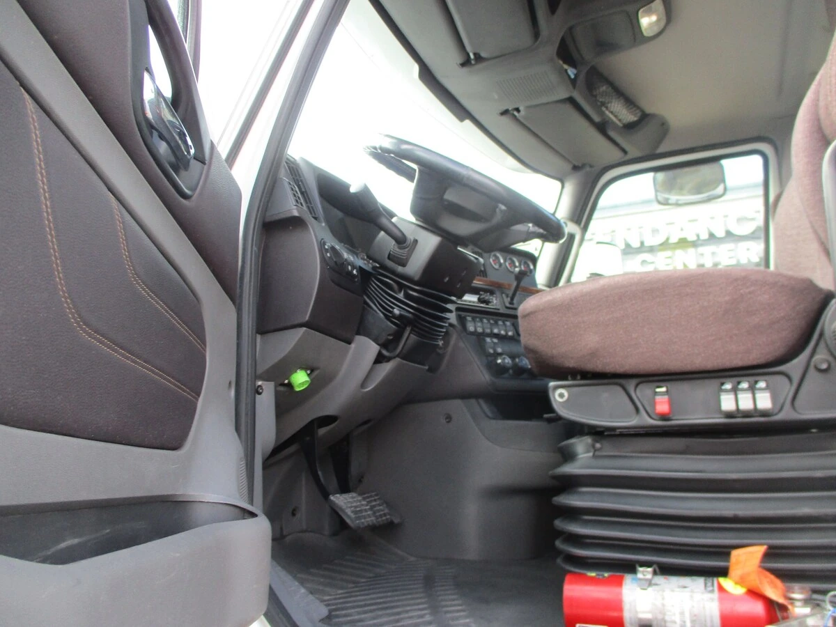 2019 International LT - image 12