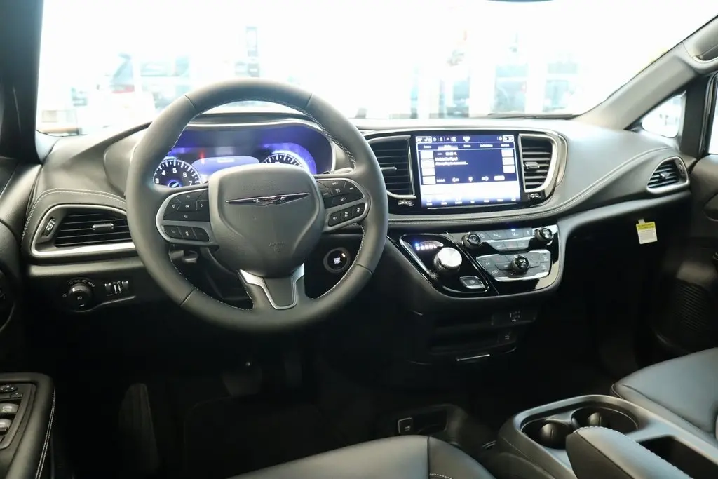 2026 Chrysler Pacifica photo 2