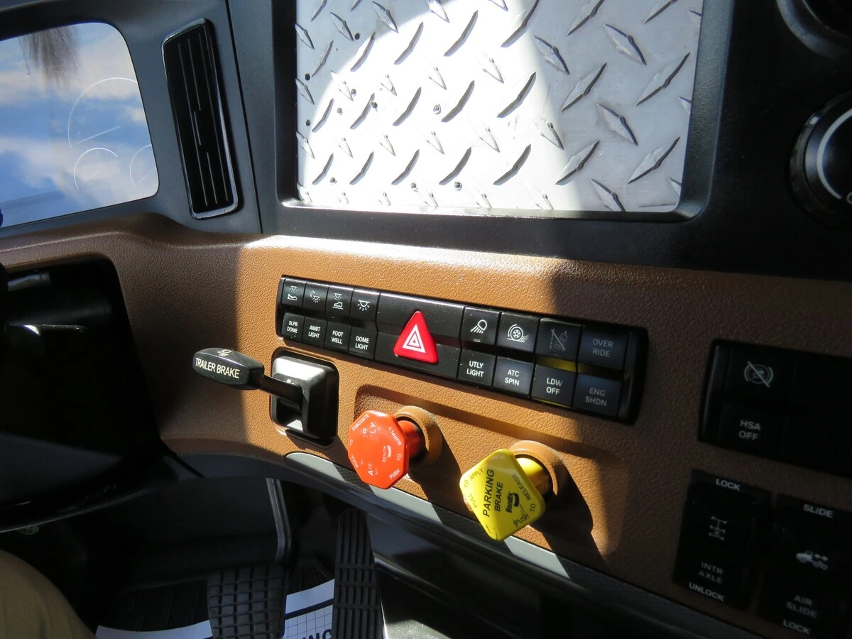 2022 Freightliner Cascadia - image 23