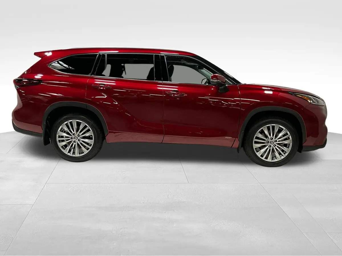 2024 Toyota Highlander Hybrid Platinum photo 2