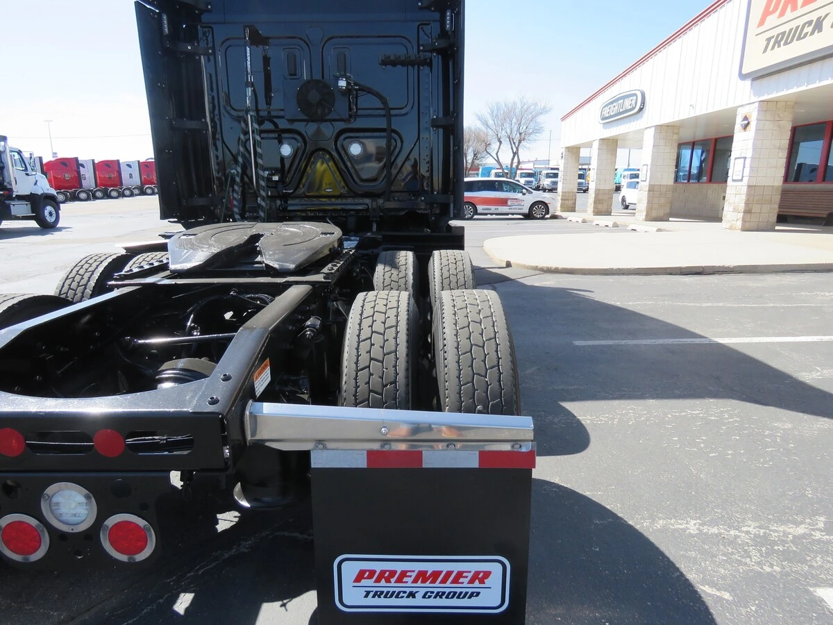 2022 Freightliner Cascadia - image 6