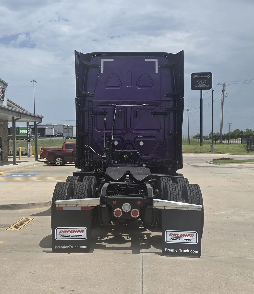 2025 Freightliner Cascadia — photo 6