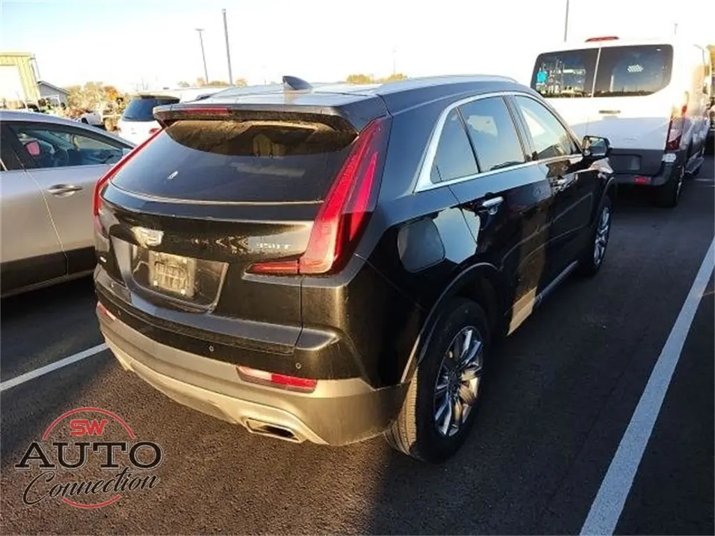 2023 Cadillac XT4 Premium Luxury photo 3