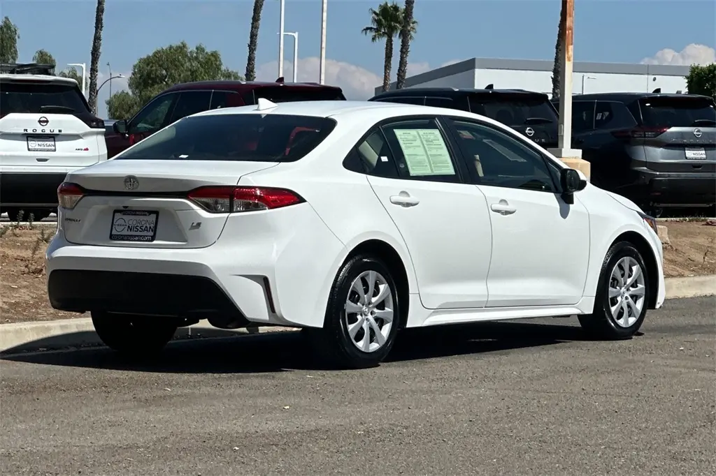 2023 Toyota Corolla LE photo 3
