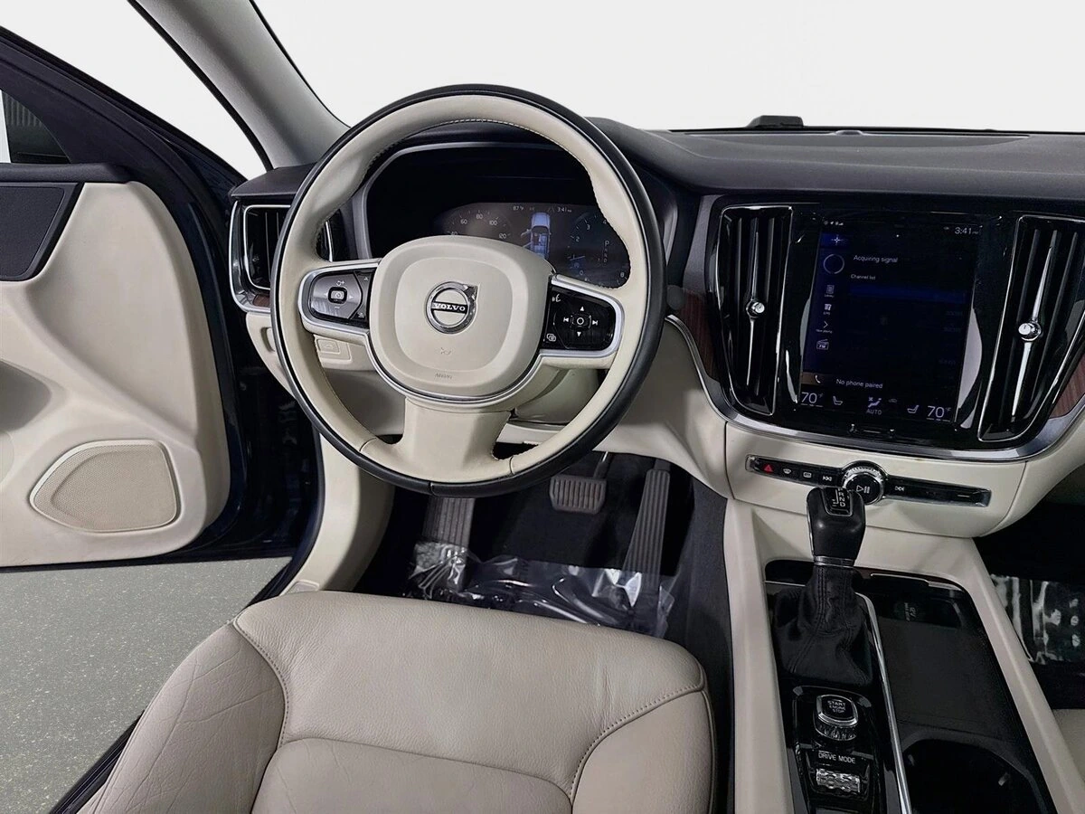 2021 Volvo - image 24