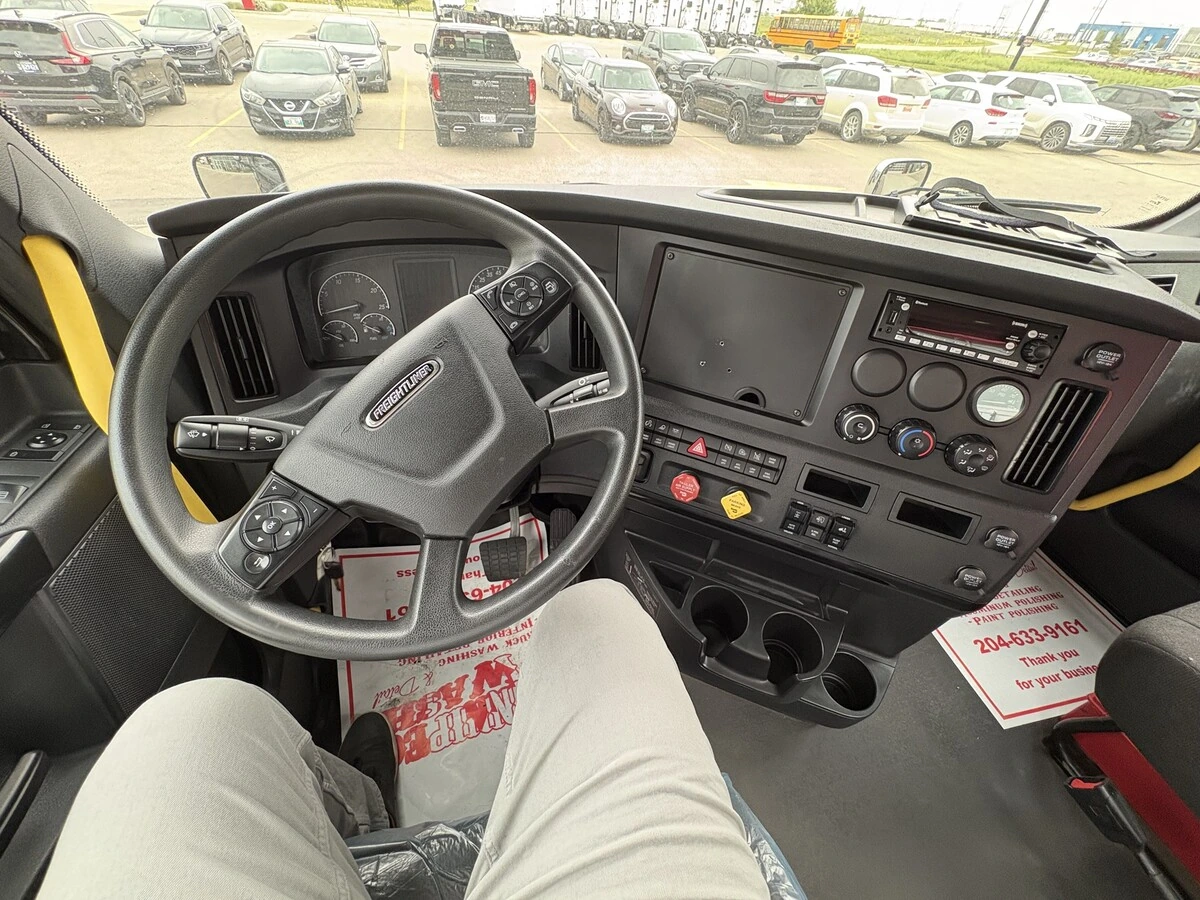 2023 Freightliner Cascadia — photo 7