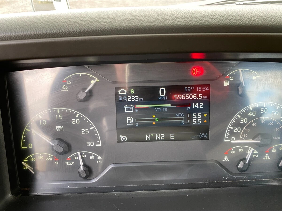 2018 Volvo VNL 860 - image 14