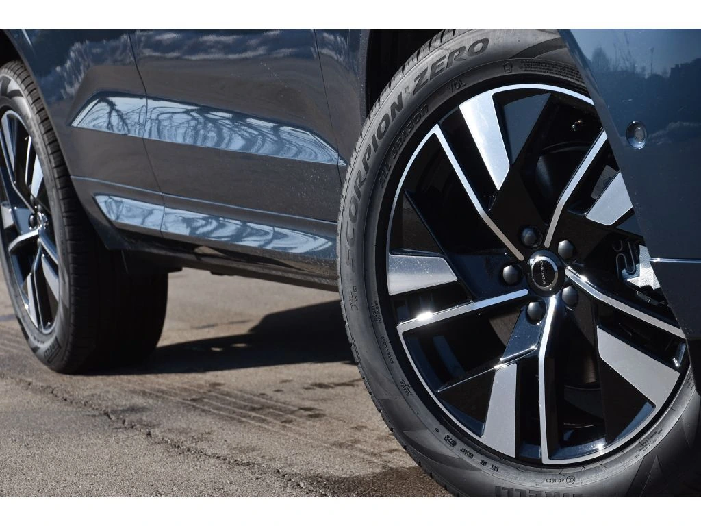 2026 Volvo - image 9