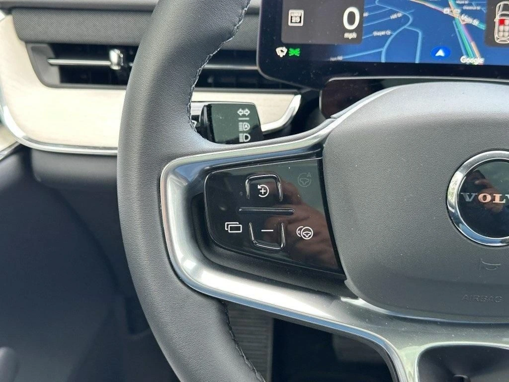 2025 Volvo - image 24