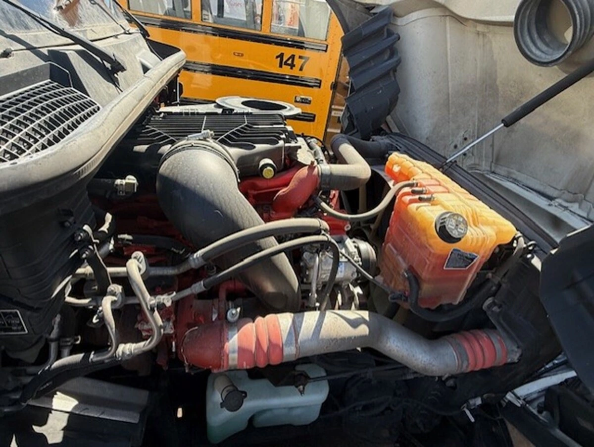 2022 International LT - image 8