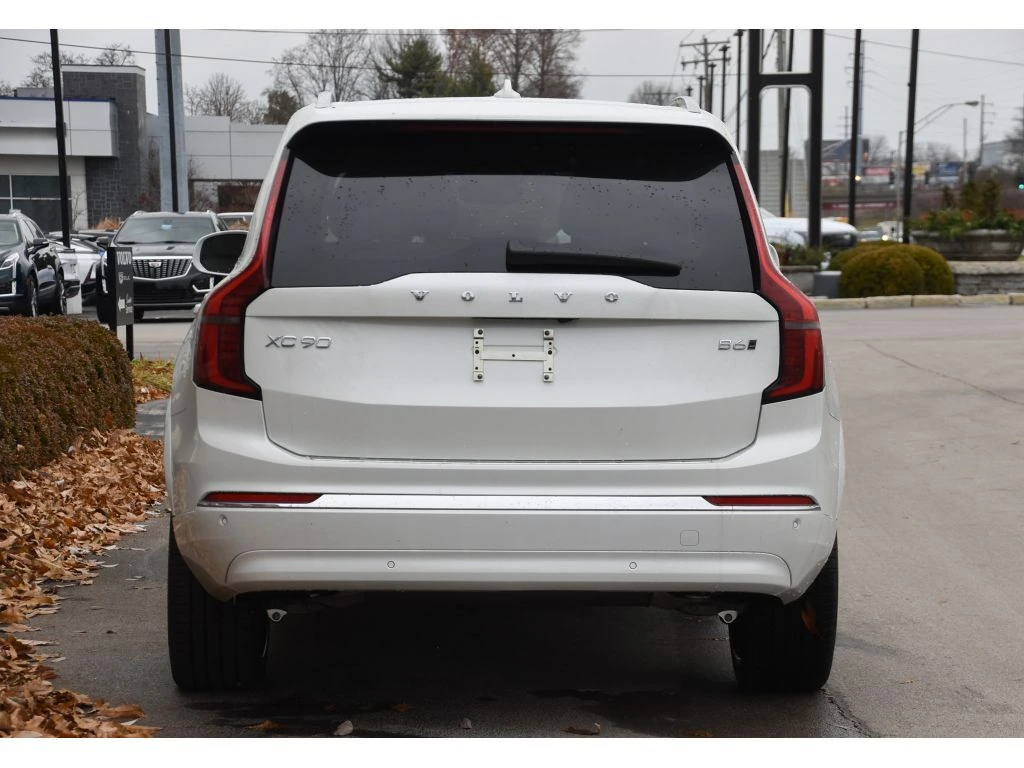 2026 Volvo - image 5