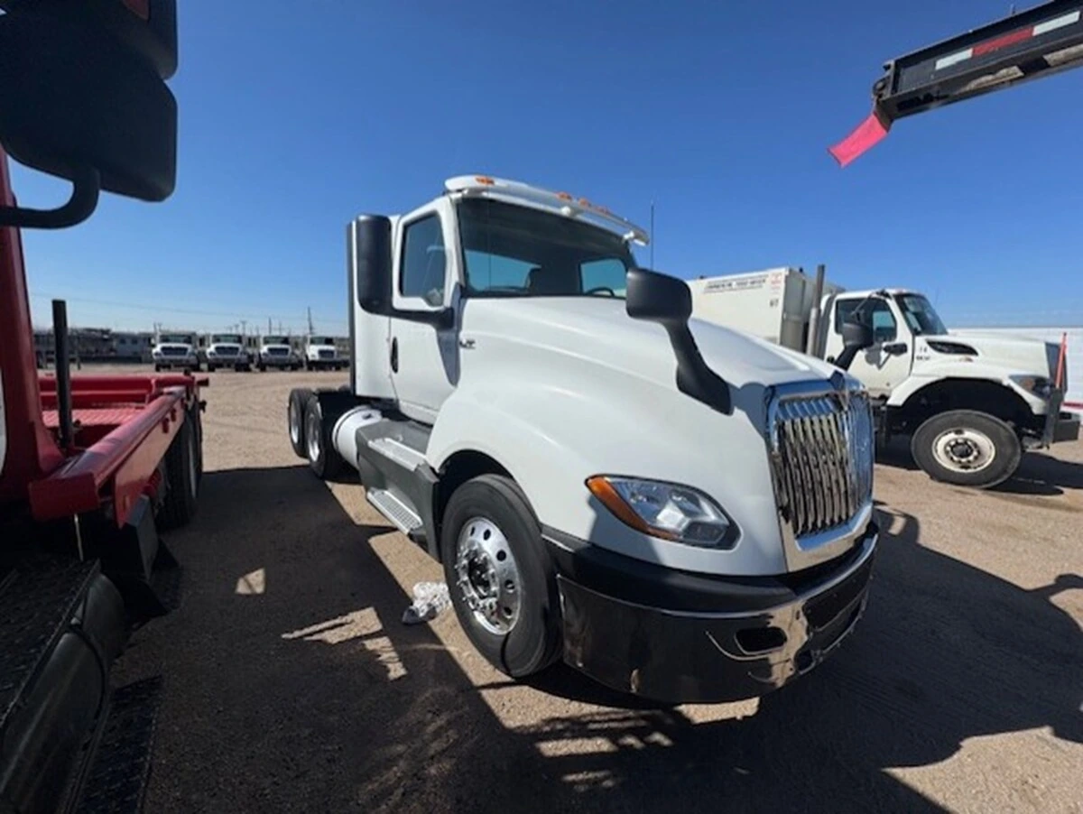 2018 International LT in Dodge City, KS — photo 3