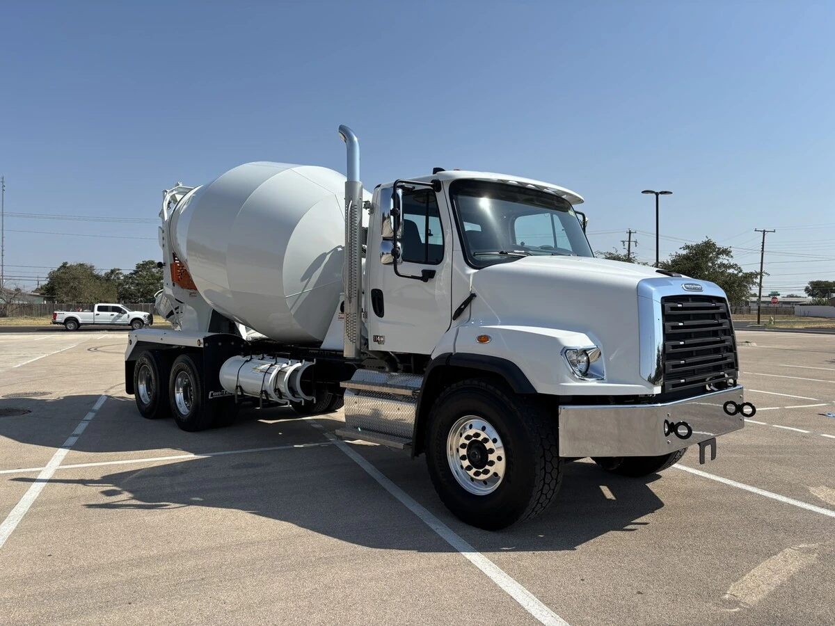 2027 Freightliner 114SD — photo 7