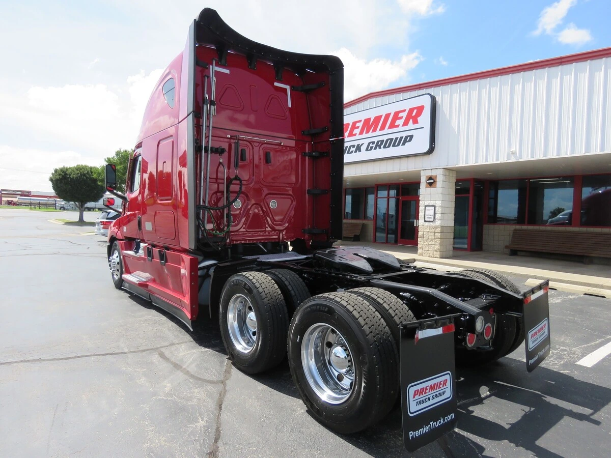 2023 Freightliner Cascadia — photo 3
