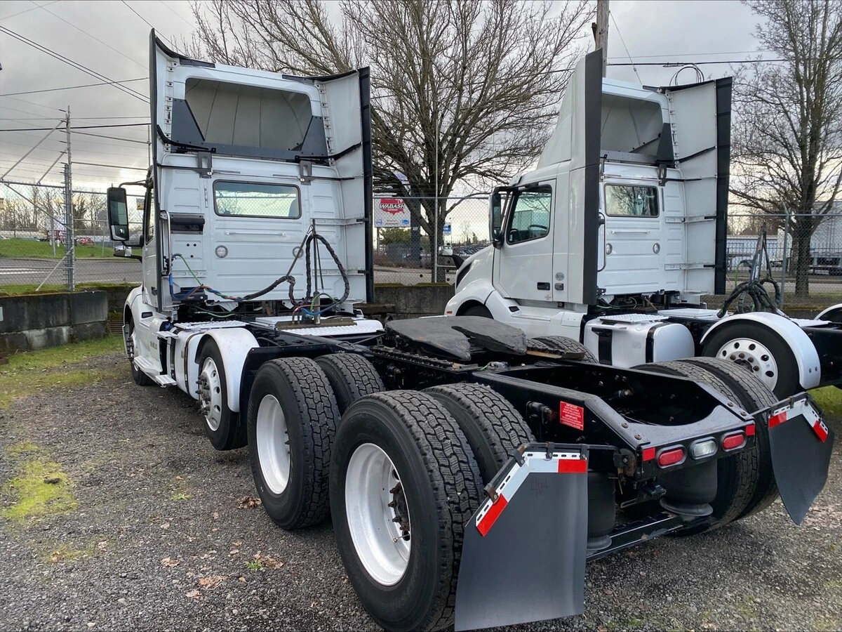 2018 Volvo VNL 860 - image 2