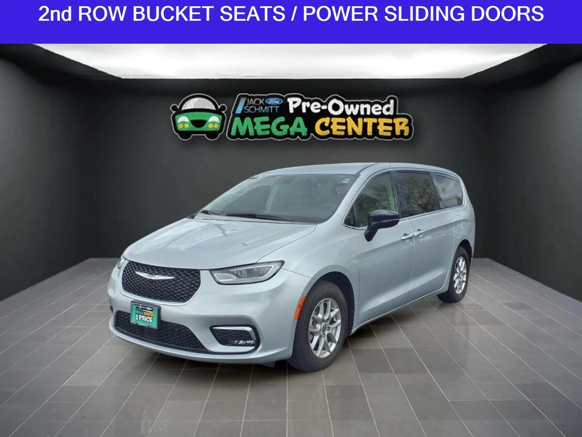 2024 Chrysler Pacifica Touring L's photo