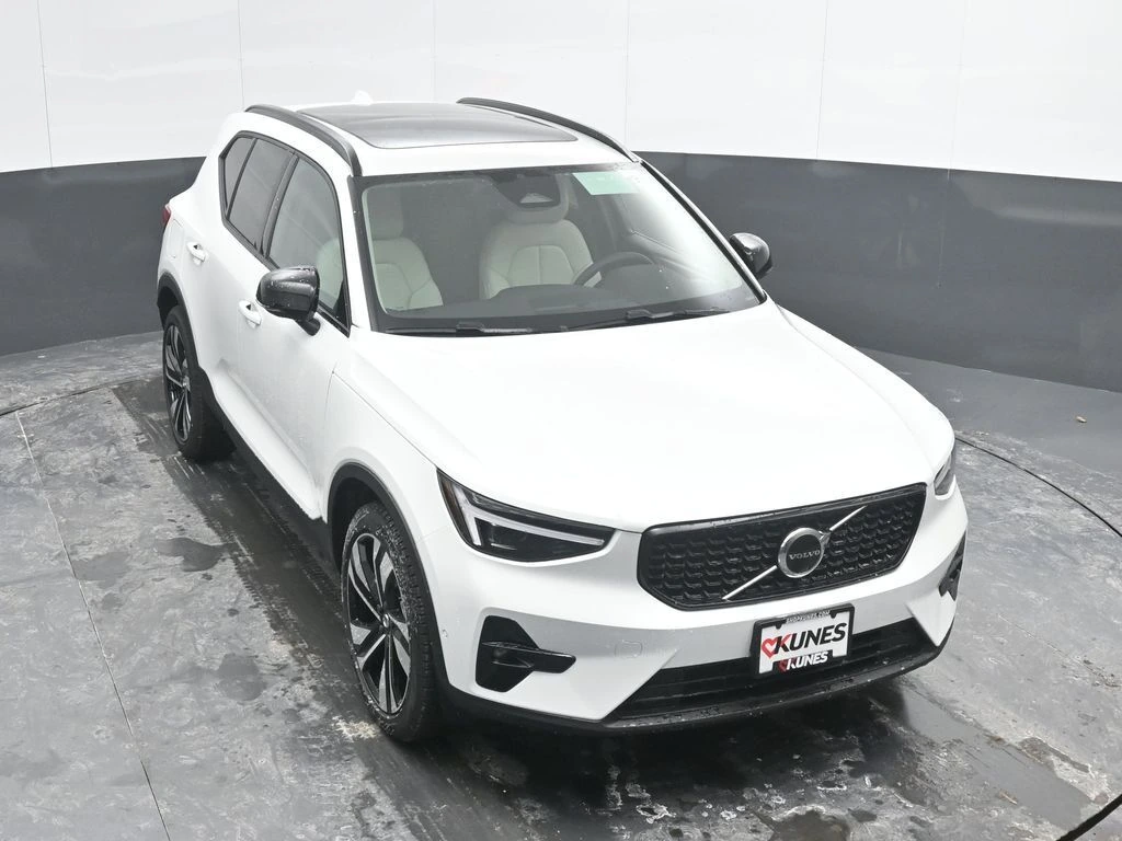 2026 Volvo - image 32
