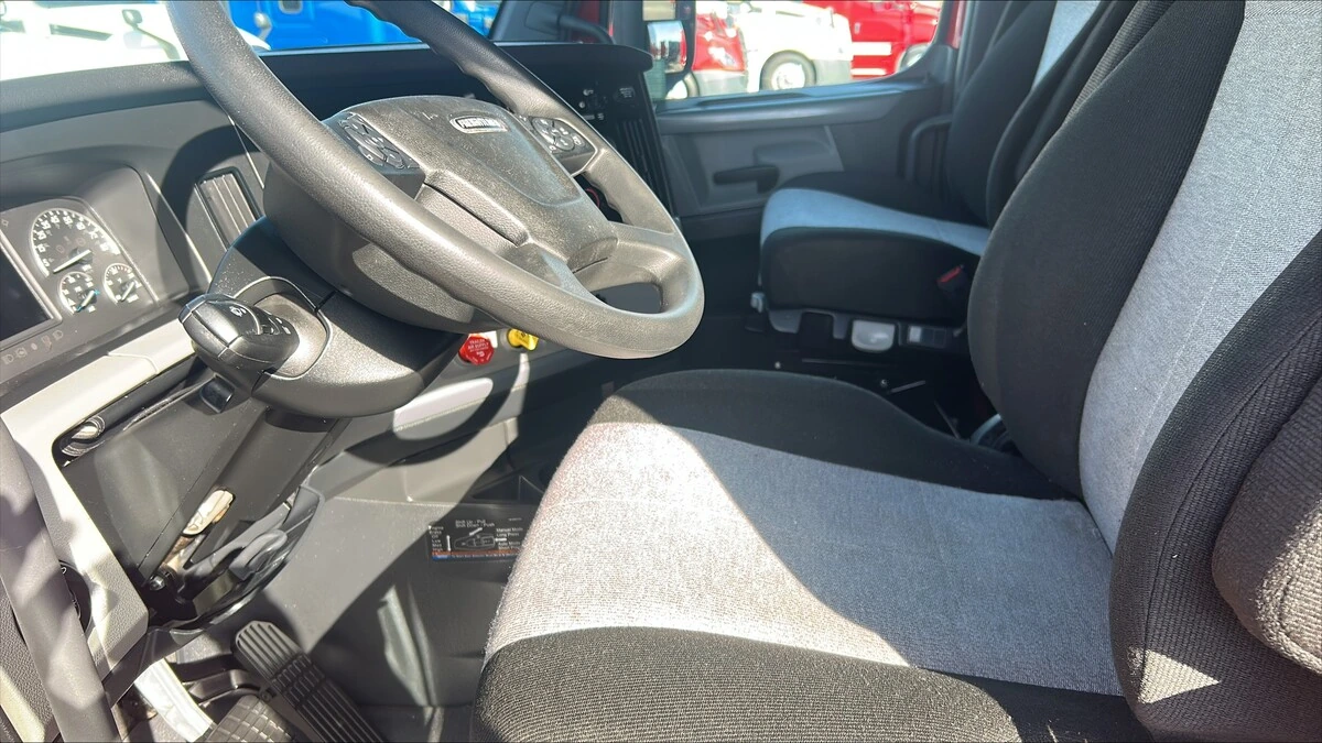 2022 Freightliner Cascadia - image 2