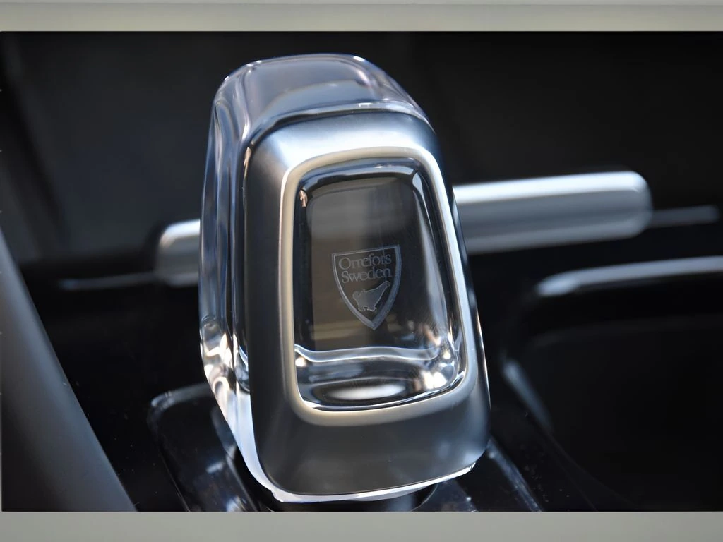 2025 Volvo - image 29