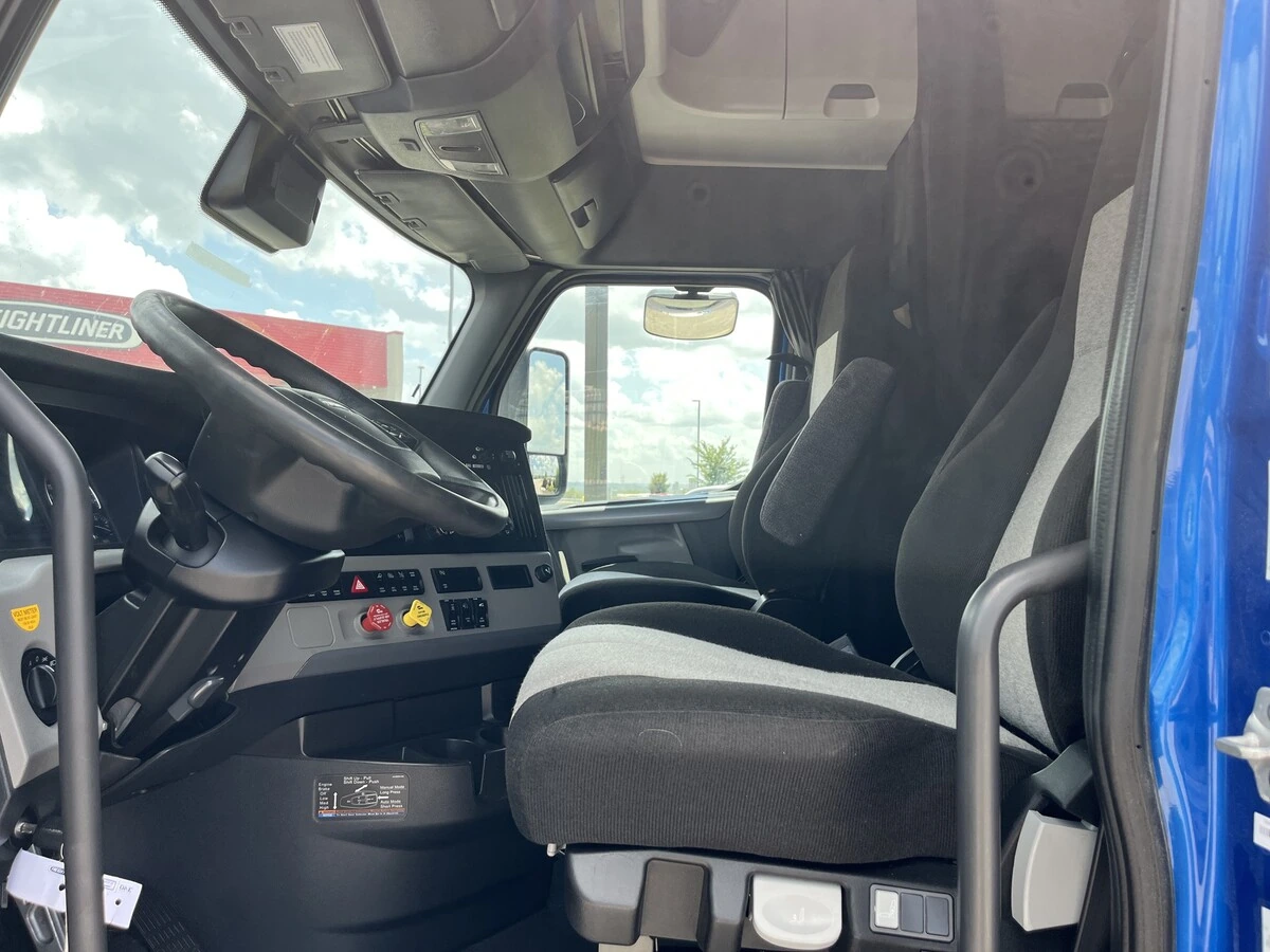 2022 Freightliner Cascadia — photo 8