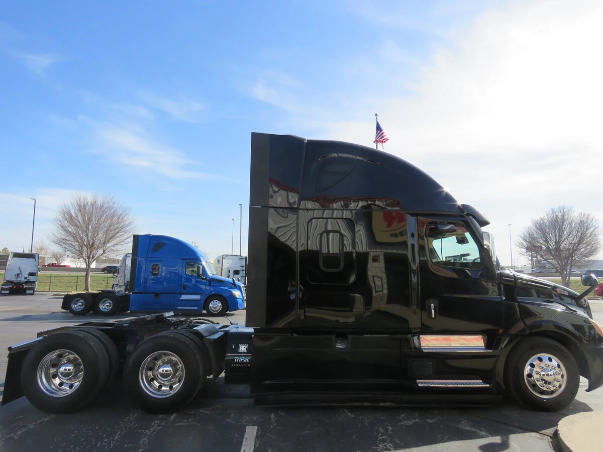 2022 Freightliner Cascadia - image 9