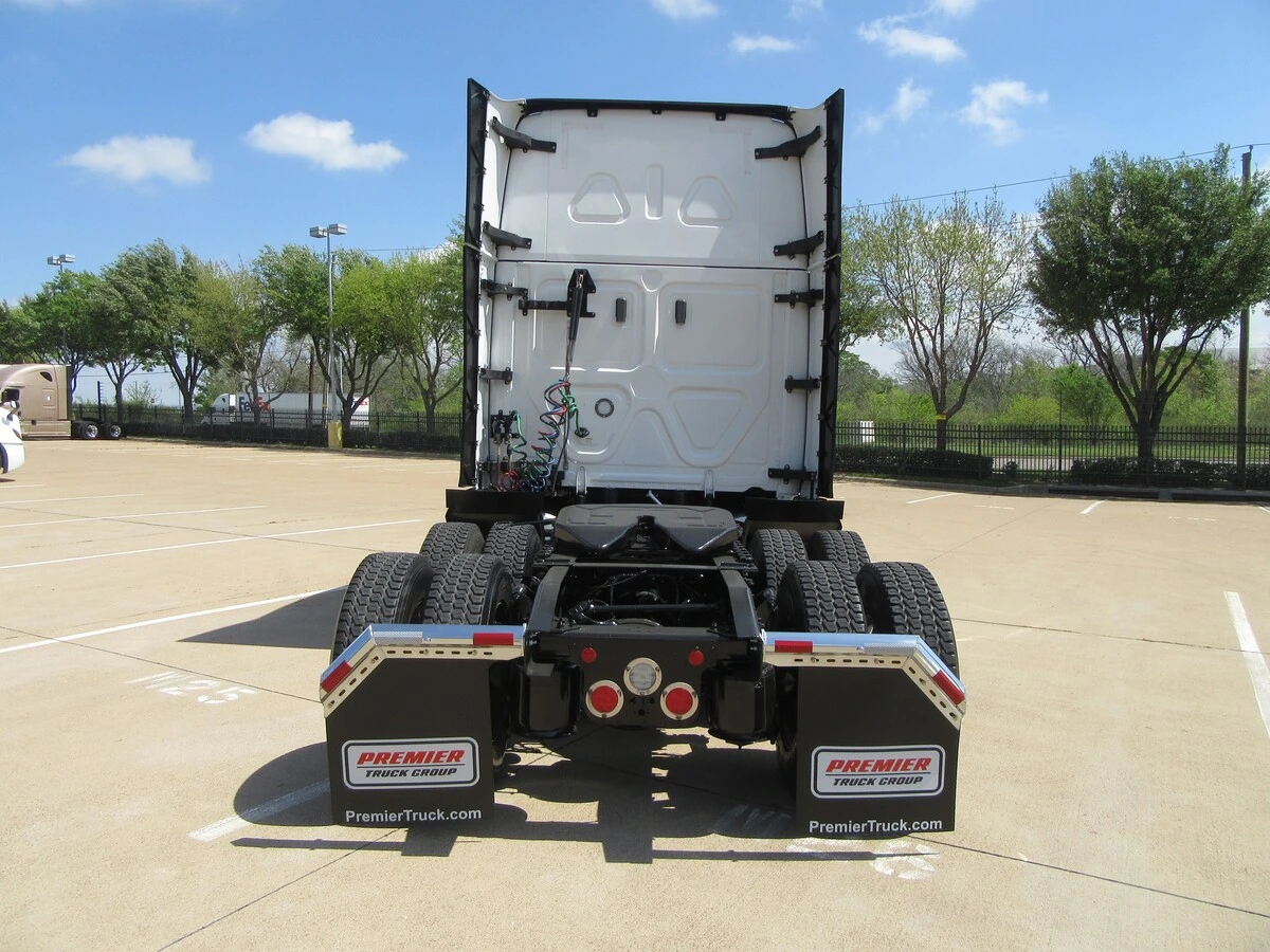 2024 Freightliner Cascadia - image 8