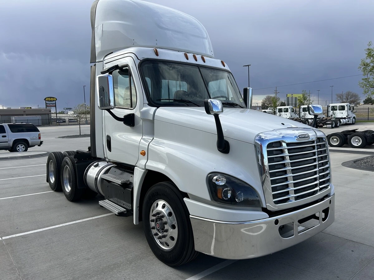 2016 Freightliner Cascadia - image 3