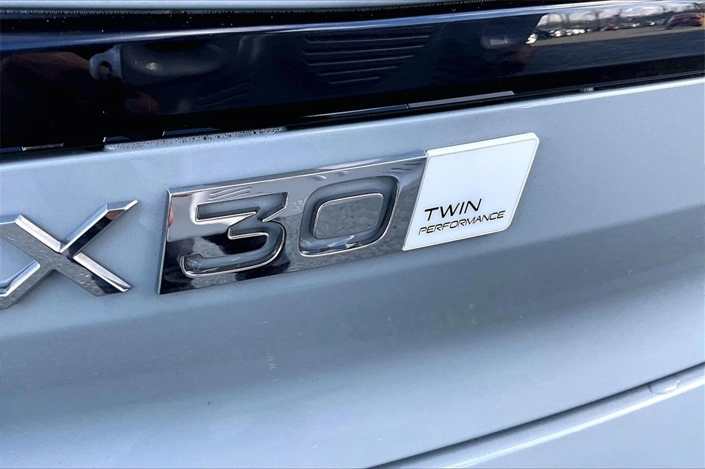 2025 Volvo - image 23