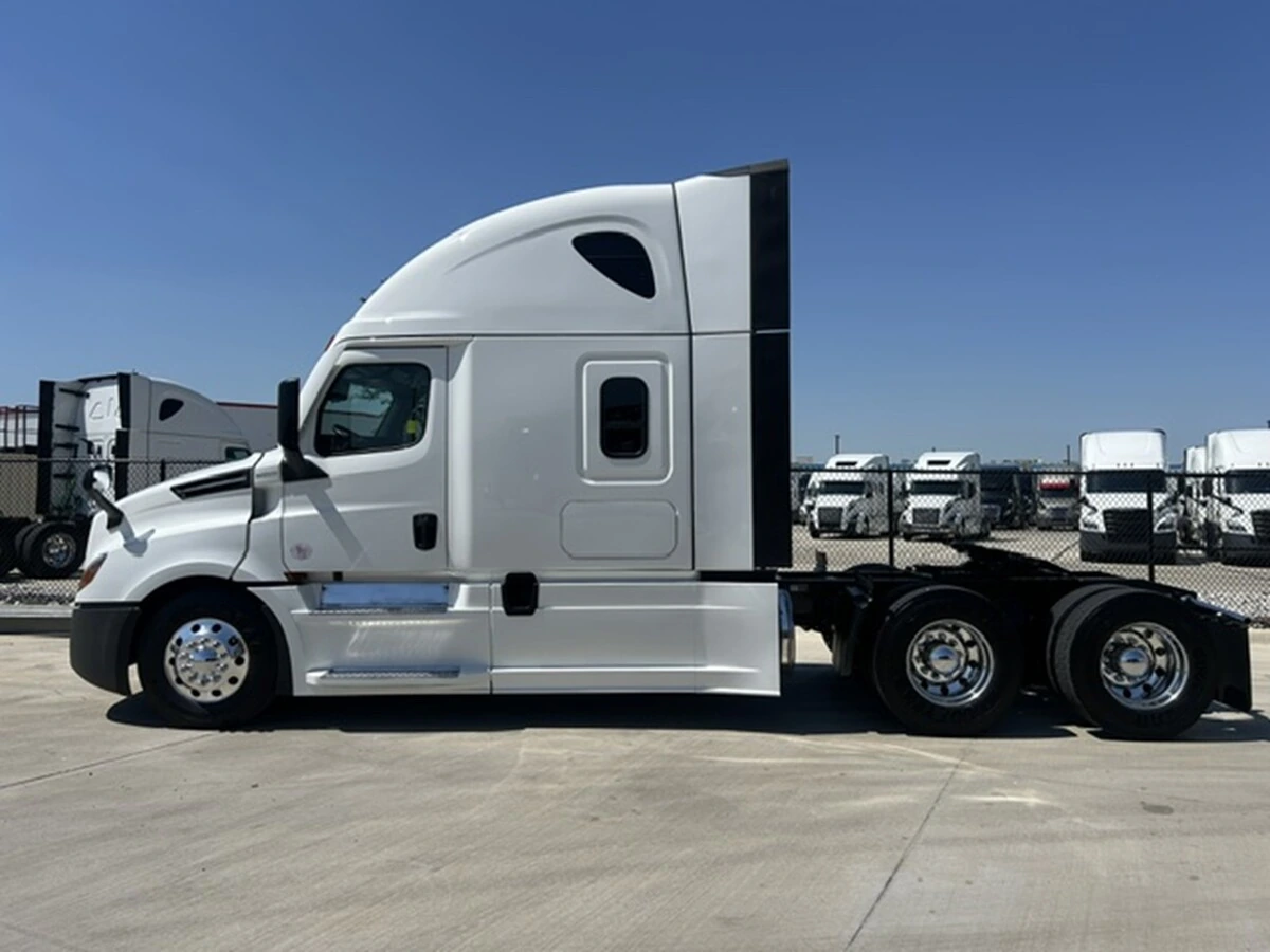 2025 Freightliner Cascadia — photo 2