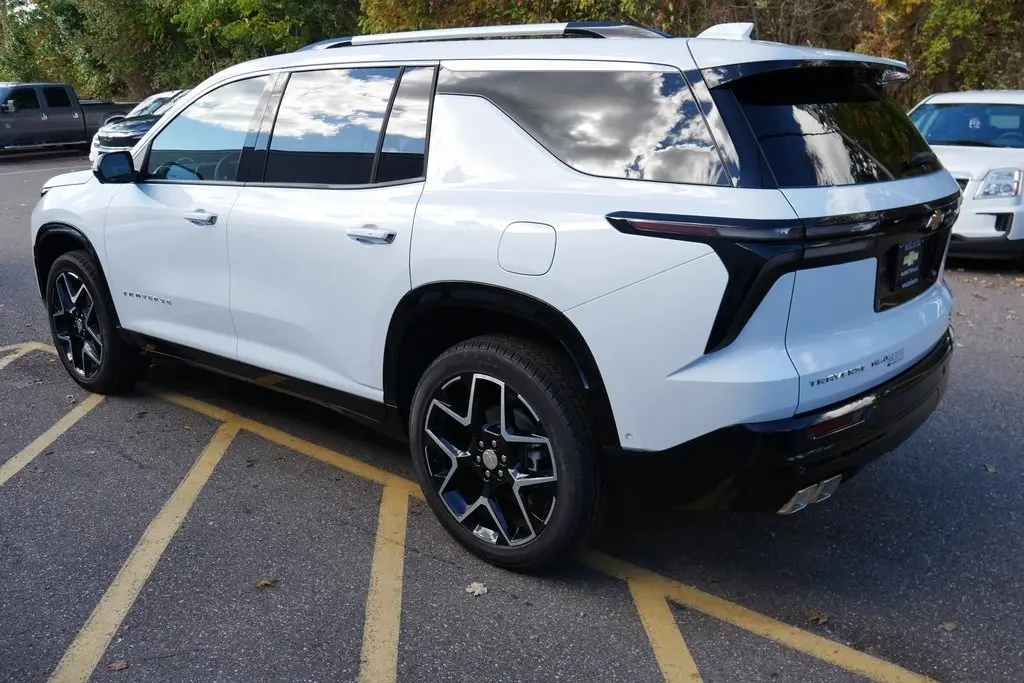 2026 Chevrolet Traverse High Country photo 3