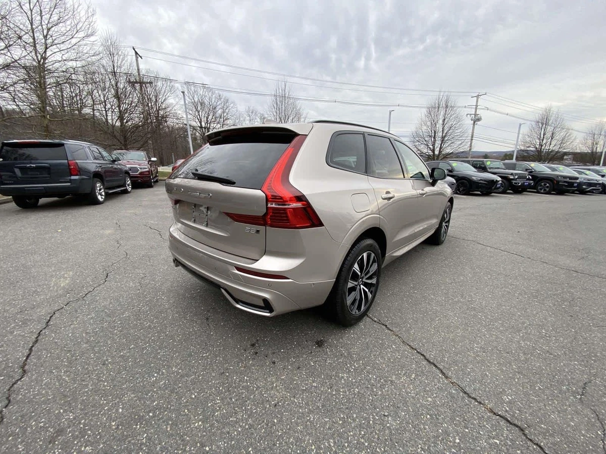 2025 Volvo - image 5