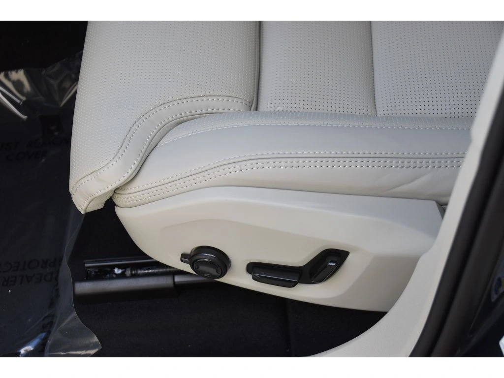 2026 Volvo - image 33