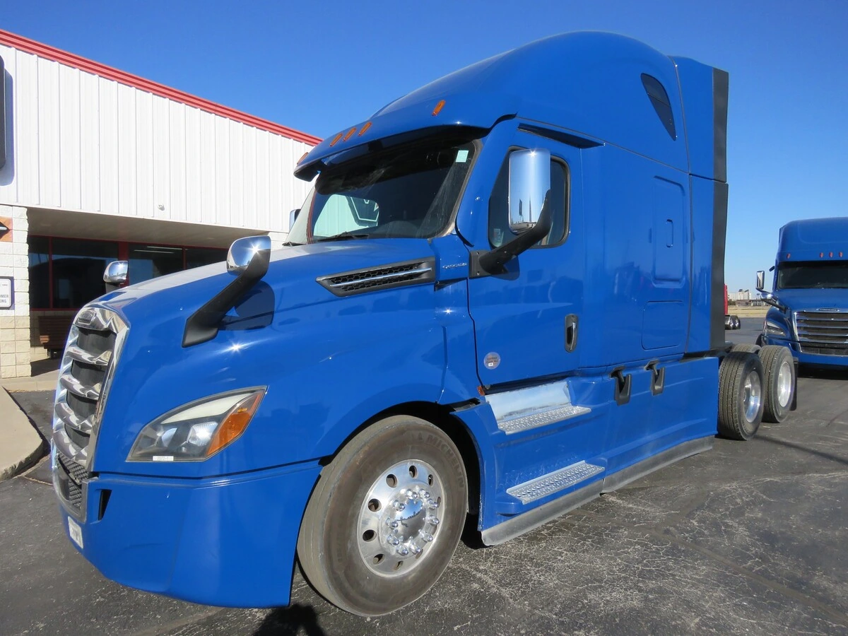 2022 Freightliner Cascadia - image 1