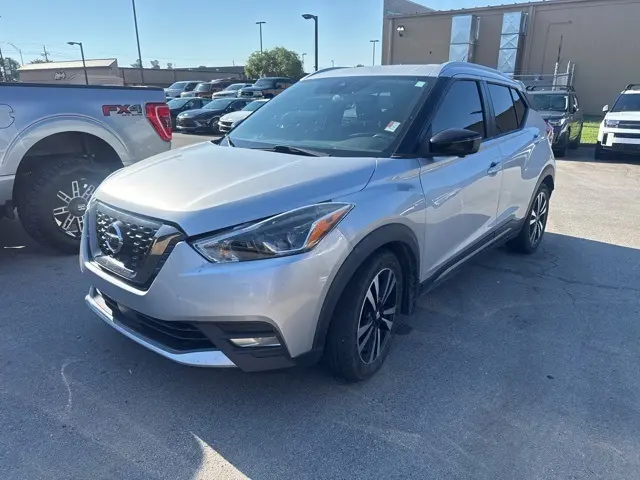 2020 Nissan Kicks SR photo 3