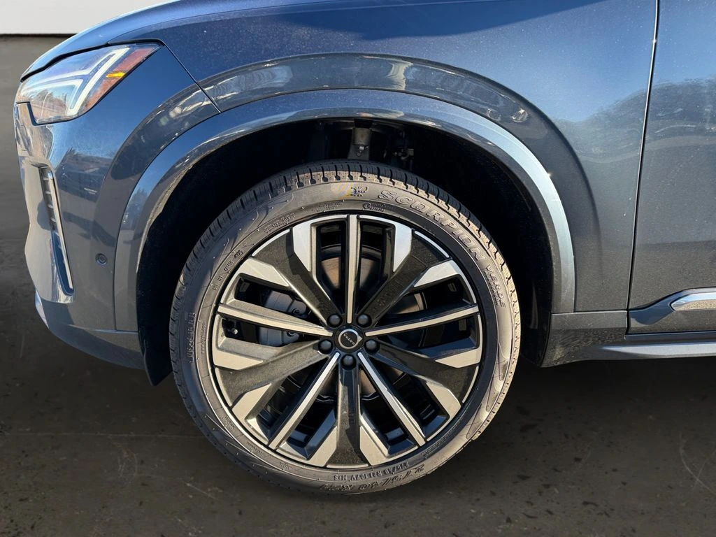 2026 Volvo - image 24