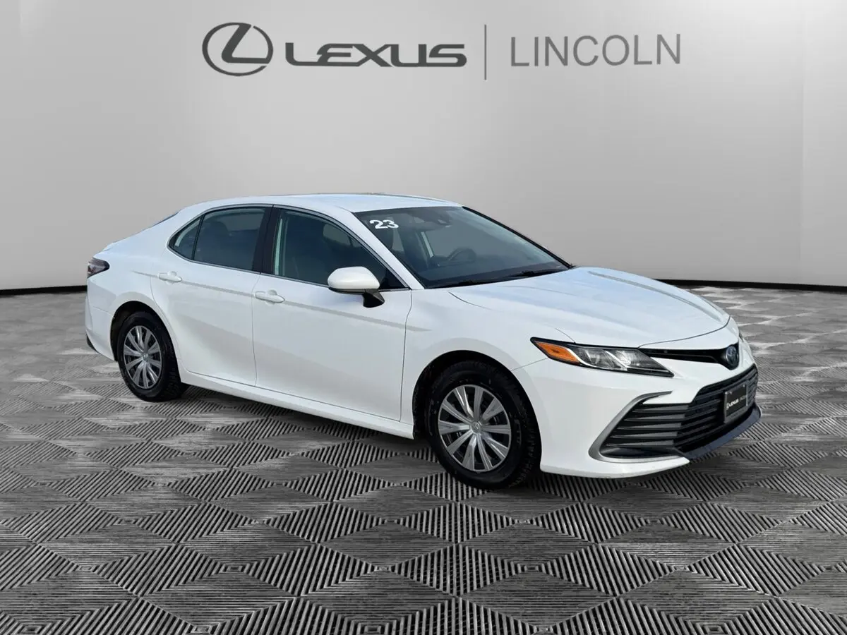 2023 Toyota Camry LE's photo