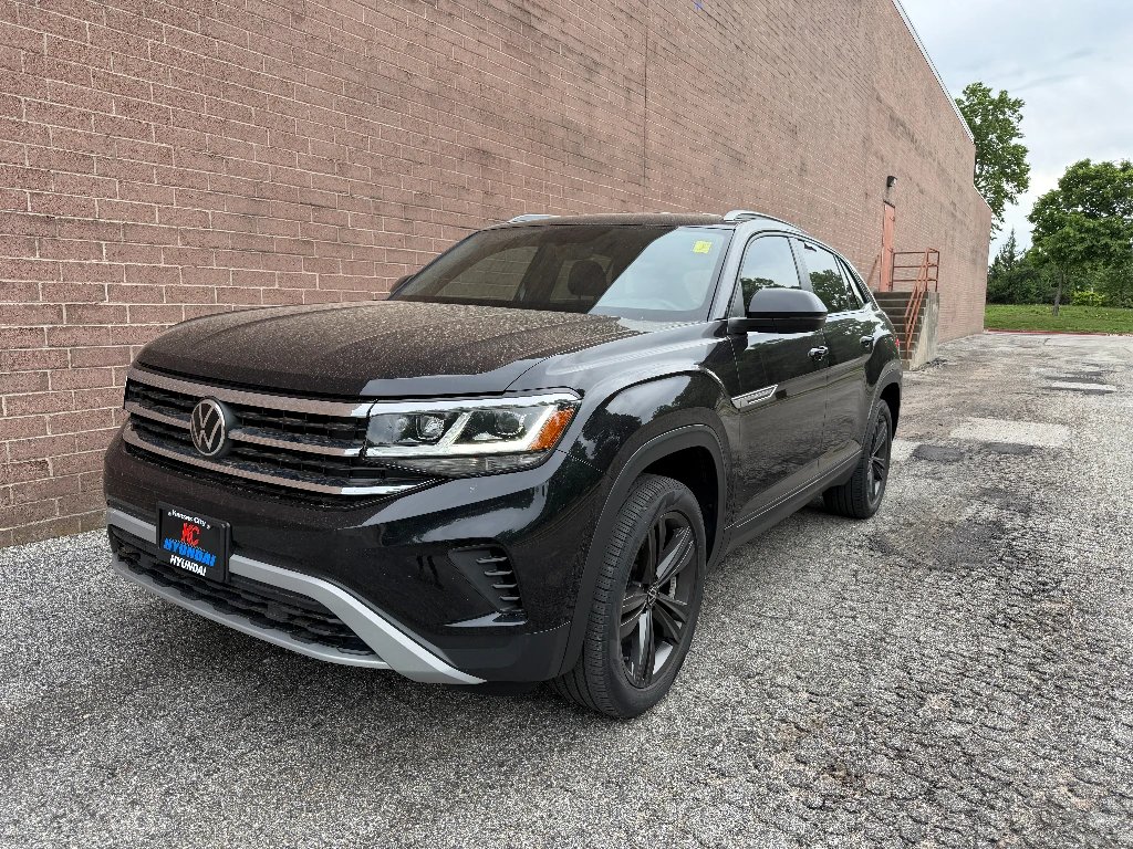 2022 Volkswagen Atlas Cross Sport 2.0T SE's photo