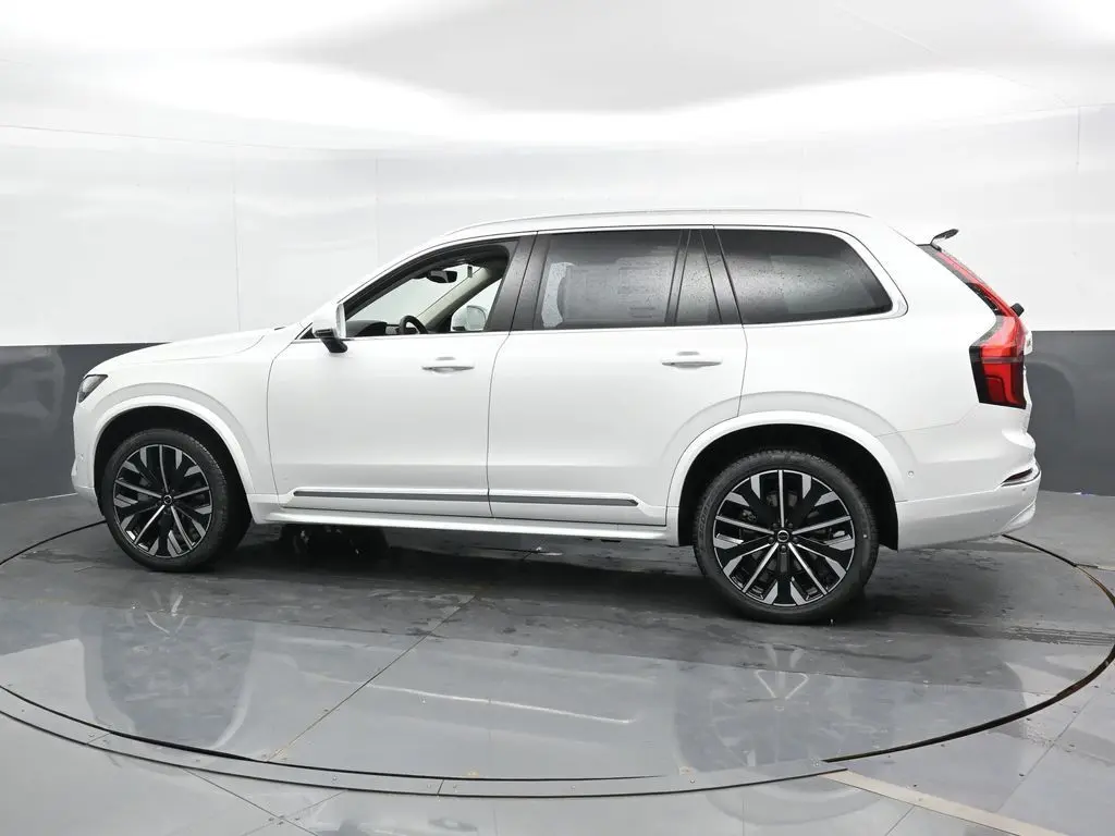 2025 Volvo - image 8