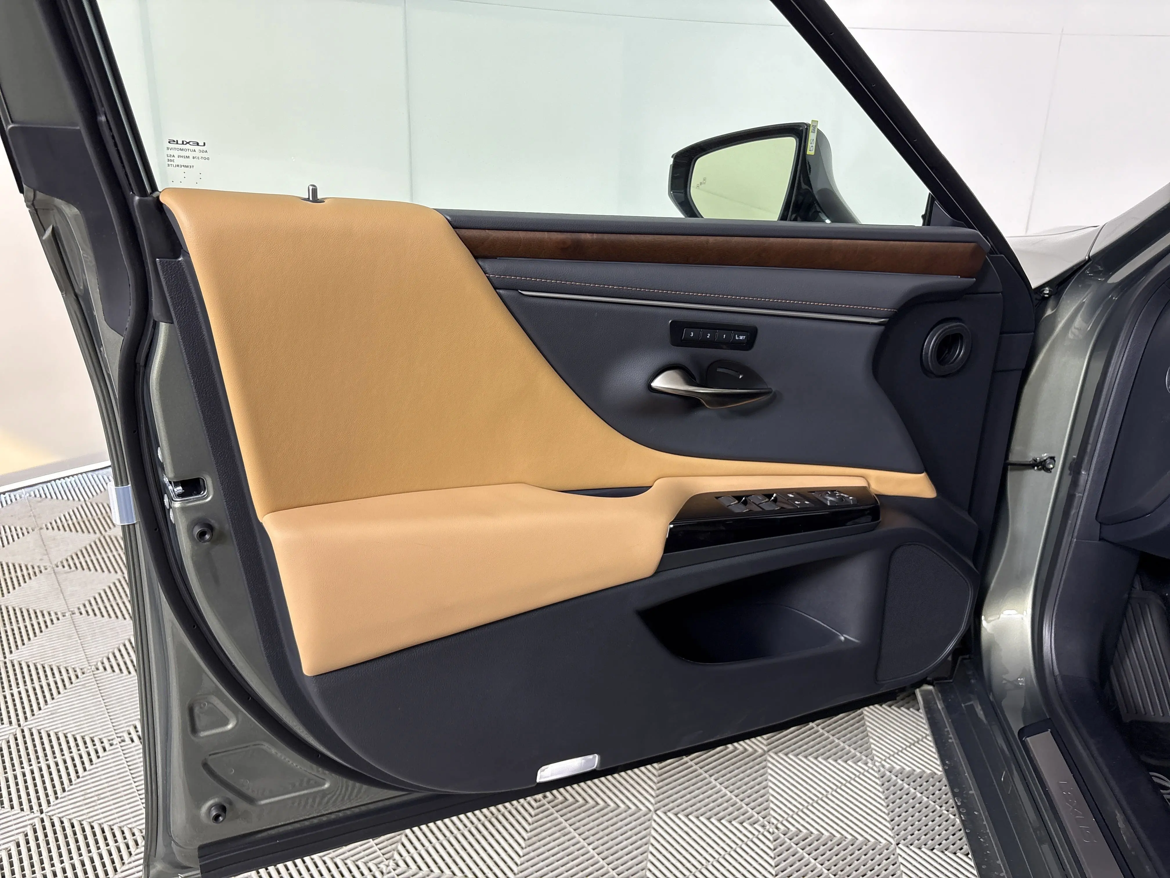 2025 Lexus ES 350 photo 2