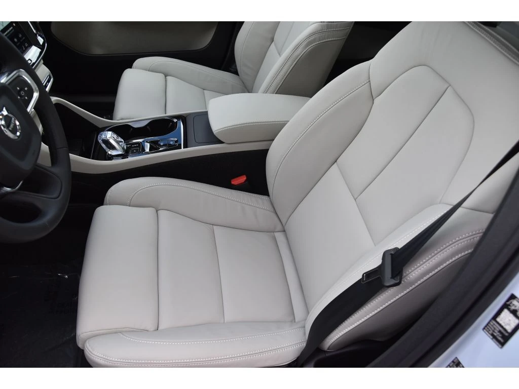 2026 Volvo - image 12