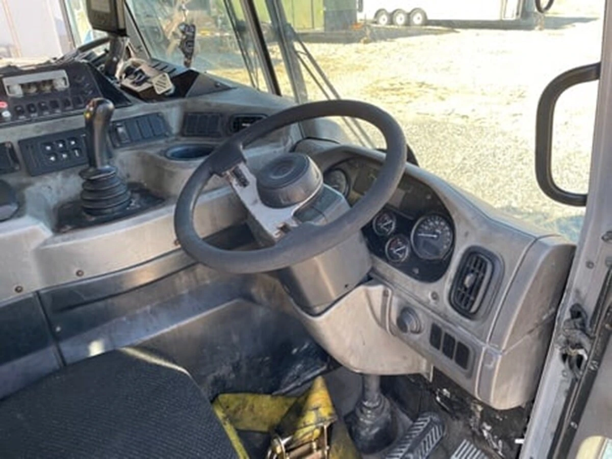 2019 Peterbilt 520 - image 11